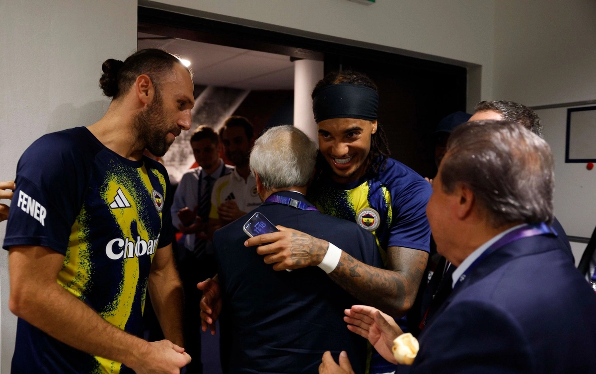 Fenerbahçe Başkanı Aziz Yıldırım, Lyon zaferinin ardından soyunma odasına inerek takımı tebrik etti