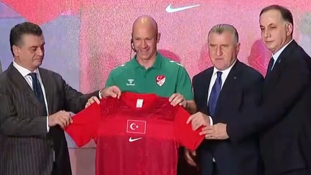 Anthony Taylor'a Milli Takım forması hediye edildi! Herkes aynı detaya takıldı