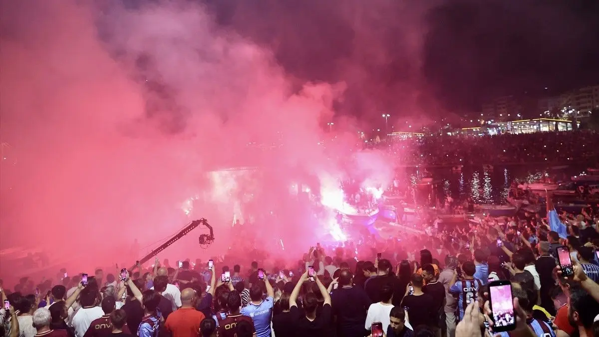 Trabzonspor'un 59. yılına özel "Bordo-Mavi Fener Alayı" düzenlendi