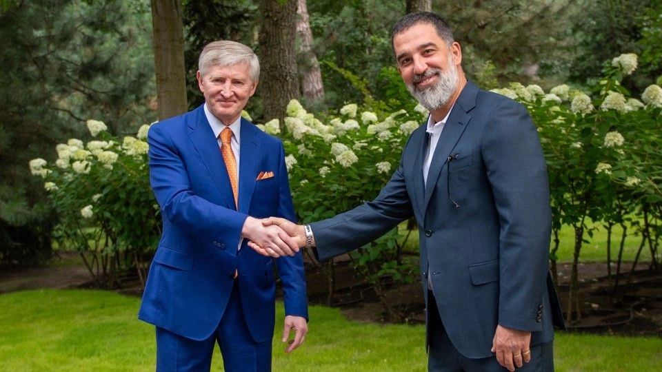 Başkan Akhmetov'dan Arda Turan'a: "Türk halkını temsil ediyorsunuz"