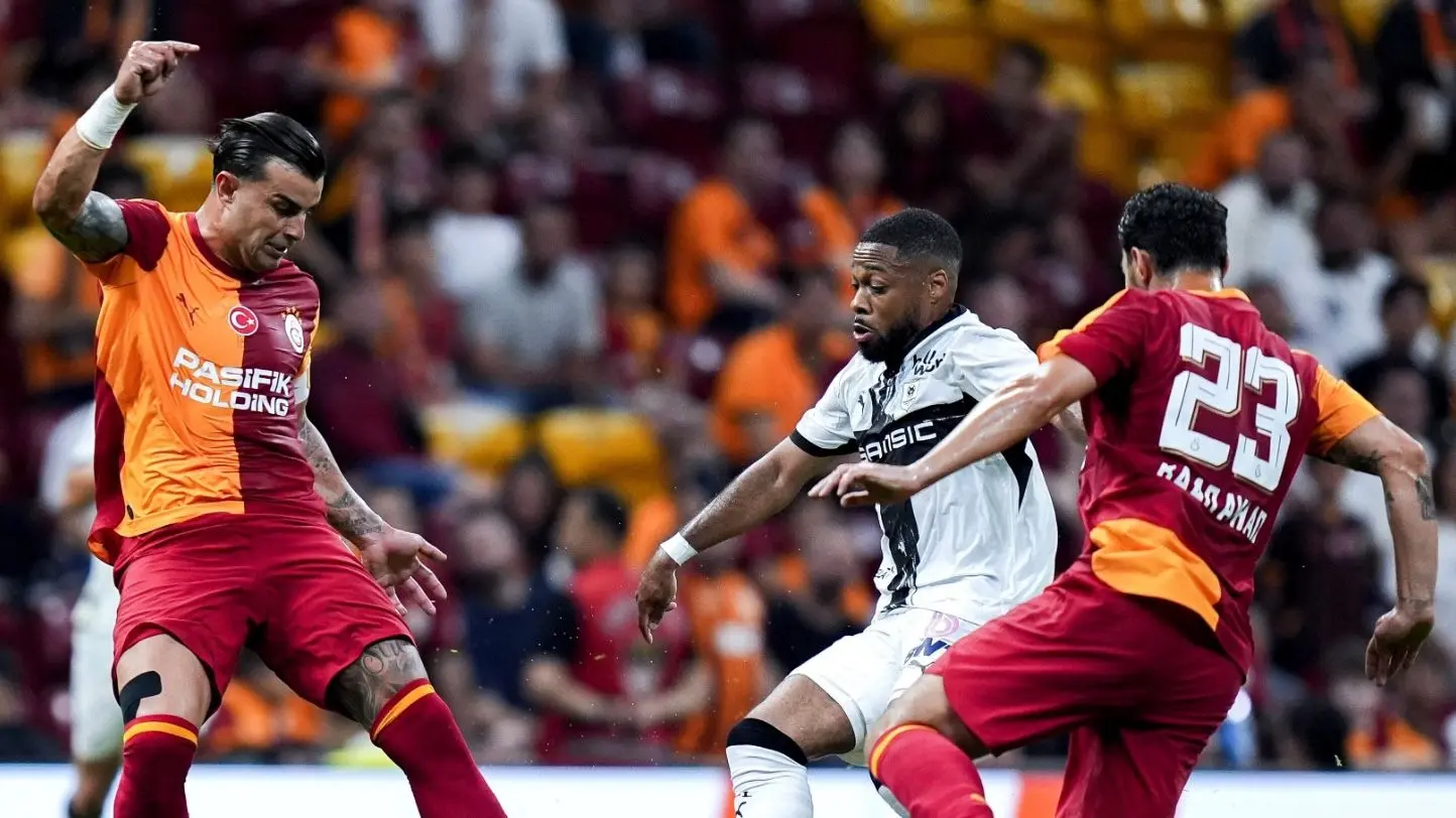 Galatasaray savunması hazırlık döneminde güven vermedi!