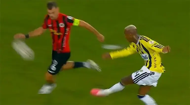 Talisca'nın şutunda Gençlerbirliği oyuncusunun elle oynadığı iddia edilen pozisyon 