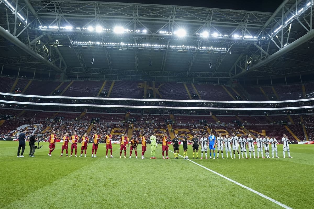 G.Saray taraftarından Dursun Özbek'e: "Transferler nerede?"