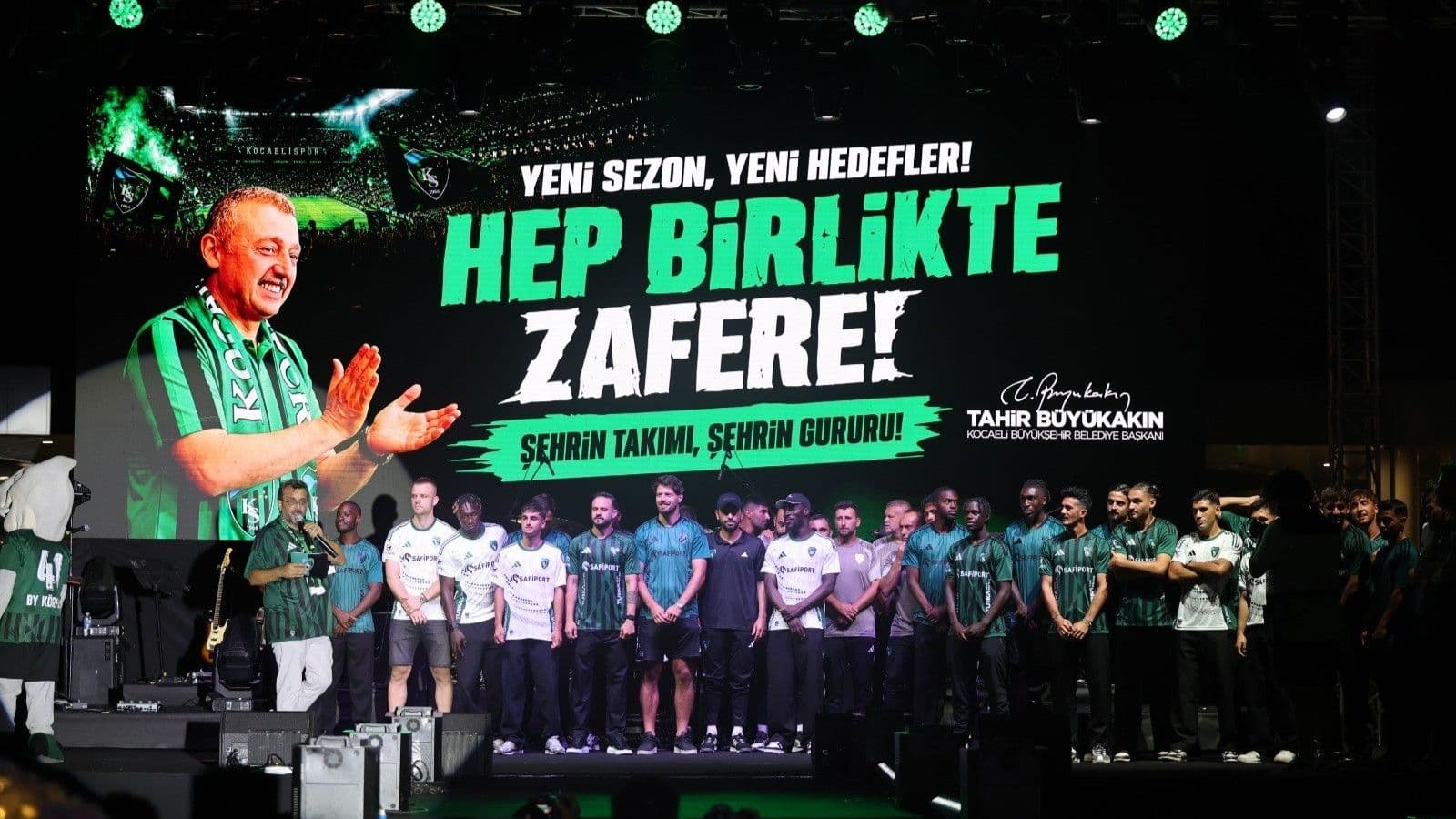 Kocaelispor'dan binlerce taraftarla gövde gösterisi! Yeni transfer tanıtıldı