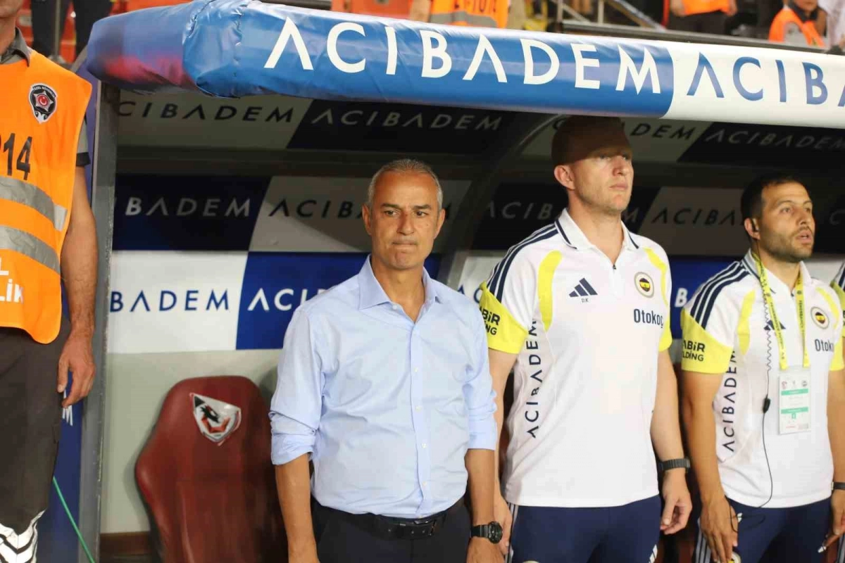 FENERBAHÇE TEKNİK DİREKTÖRÜ İSMAİL KARTAL, SON OYNADIKLARI ROMA MAÇI 11'İNE GÖRE GAZİANTEP'TE 2 DEĞİŞİKLİK YAPARKEN, LUKAKU 11'DE BAŞLADI.