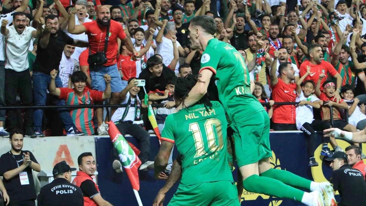 TRENDYOL SÜPER LİG'İN 6. HAFTASINDA AMED SPORTİF FAALİYETLER, EVİNDE BEŞİKTAŞ İLE KARŞILAŞIYOR. MÜCADELENİN İLK YARISI EV SAHİBİ EKİBİN 2-0'LIK ÜSTÜNLÜĞÜ İLE TAMAMLANDI.