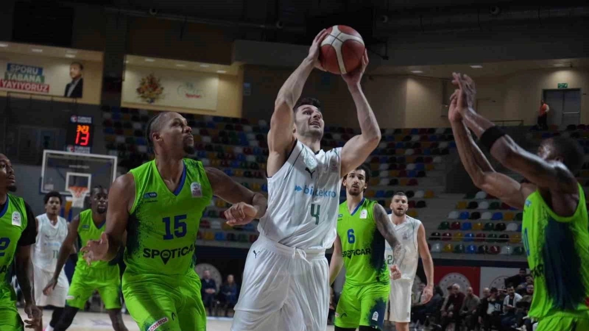 TÜRKİYE SİGORTA BASKETBOL SÜPER LİGİ'NİN 4. HAFTASINDA TOFAŞ, DEPLASMANDA KARŞILAŞTIĞI KÖRFEZ BASKET'İ BRYCE JONES'UN SON SANİYE ÜÇLÜĞÜYLE 71-69 MAĞLUP ETTİ.