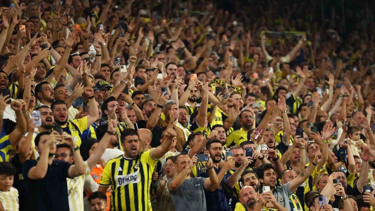 FENERBAHÇELİ TARAFTARLAR BEŞİKTAŞ DERBİSİNE YOĞUN İLGİ GÖSTERDİ. MAÇIN BİLETLERİ KISA SÜREDE TÜKENİRKEN, SARI-LACİVERTLİLER DERBİYE DOLU TRİBÜNLER ÖNÜNDE ÇIKTI.
